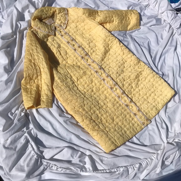 1960’s yellow collared knee length jacket - Picture 4 of 6